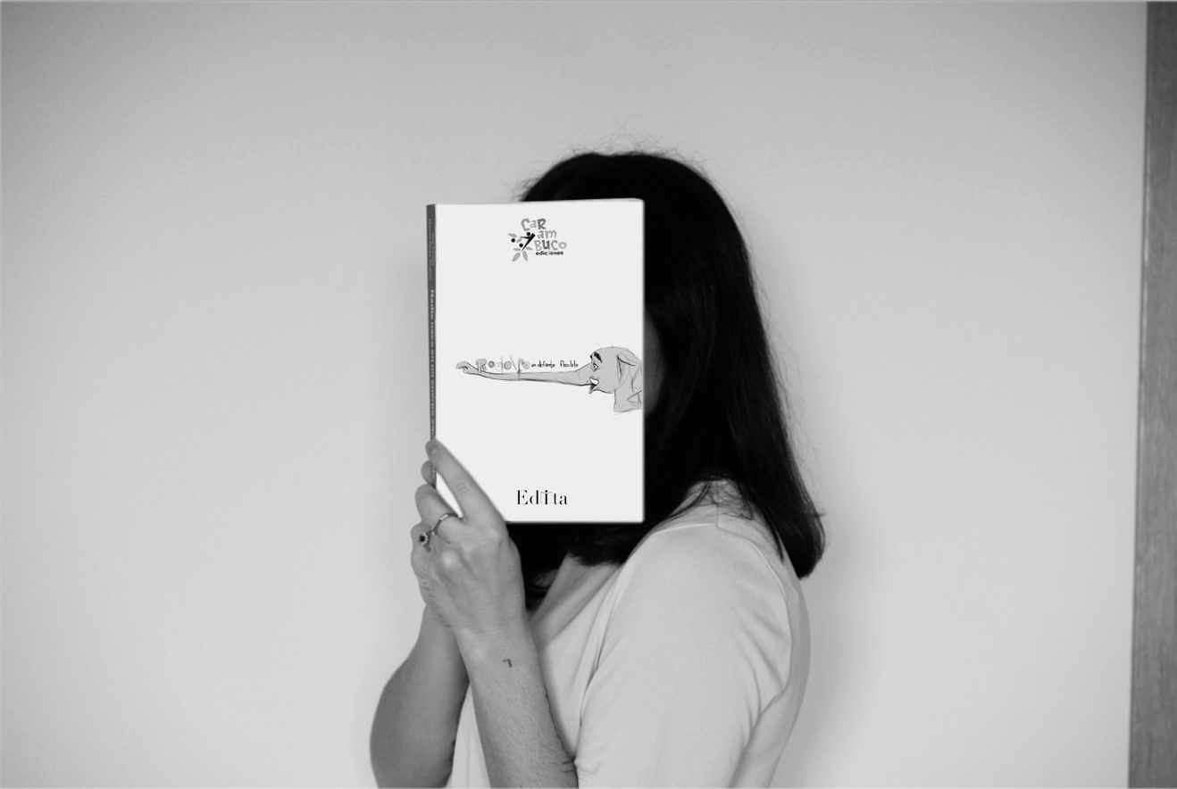 Mujer que se tapa la cara con un libro, imagen de la rabia contenida que no se dice
